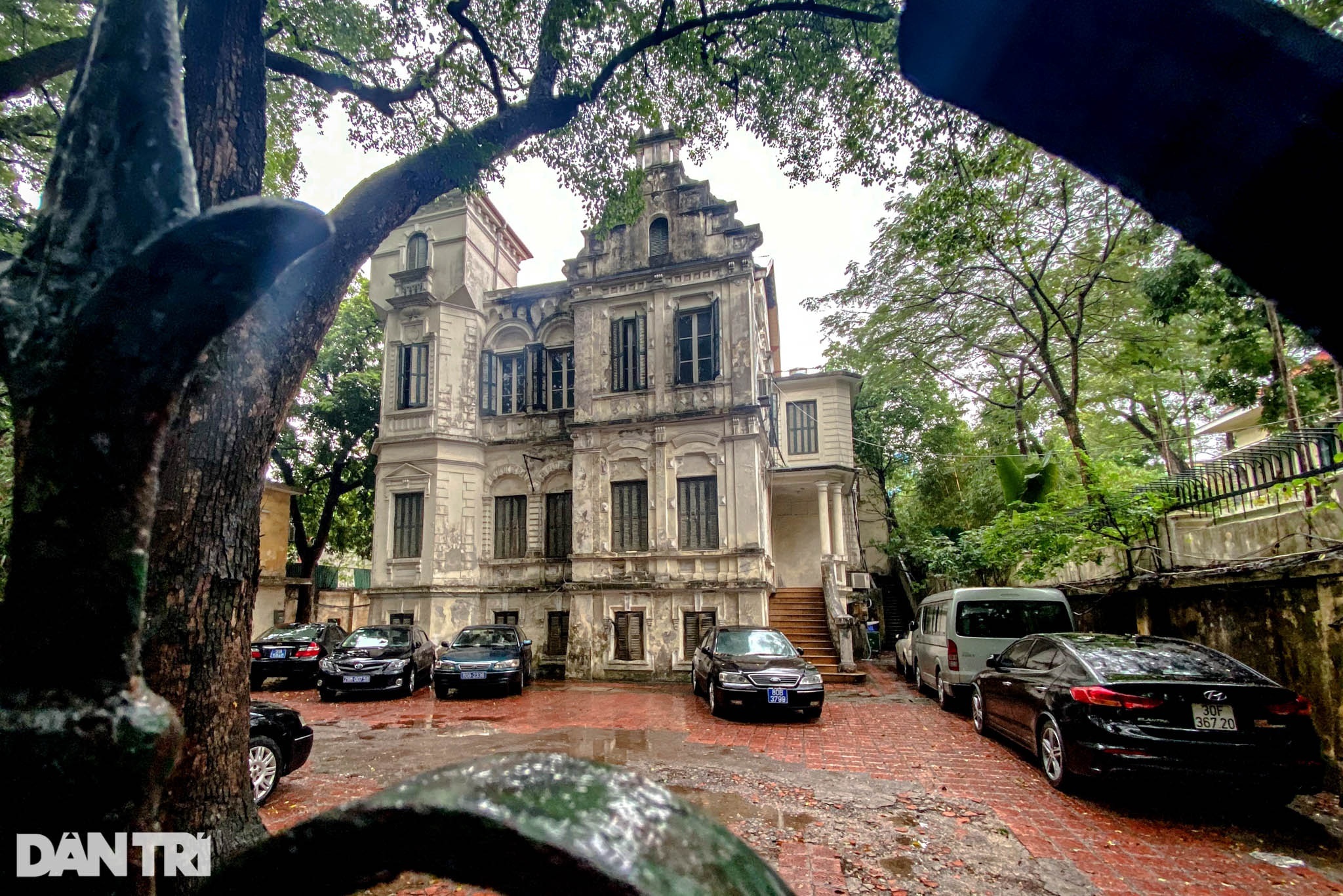 Biệt thự cổ trên đất vàng Hà Nội xuống cấp, bỏ hoang, dùng làm bãi trông xe - 8 Biệt thự cổ trên đất vàng Hà Nội xuống cấp, bỏ hoang, dùng làm bãi trông xe - 8