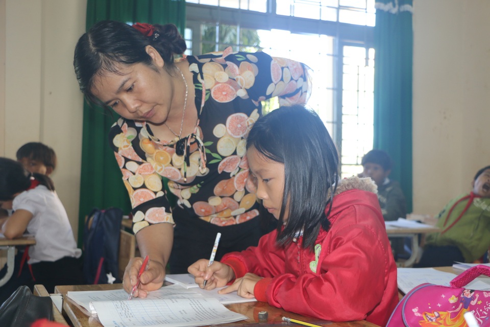 Rớt nước mắt cảnh cô học trò mồ côi lầm lũi trên con đường đến trường - 8 Rớt nước mắt cảnh cô học trò mồ côi lầm lũi trên con đường đến trường - 8