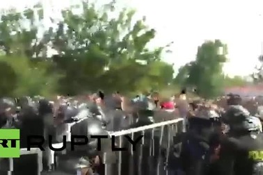 Cảnh sát Hungary dùng hơi cay, vòi rồng chặn người di cư