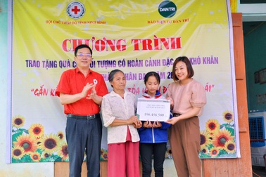 Hơn 200 triệu đồng trao tặng cô bé côi cút buồn bên bà nội già yếu