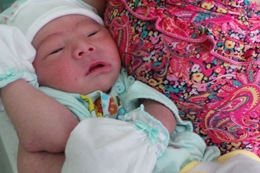 Bé trai bị bắt cóc hạnh phúc bên bầu sữa mẹ