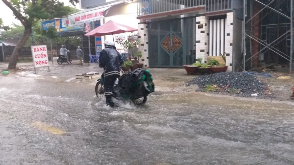 Đà Nẵng mưa và sấm liên hồi, nhiều tuyến đường bị ngập - 4 Đà Nẵng mưa và sấm liên hồi, nhiều tuyến đường bị ngập - 4