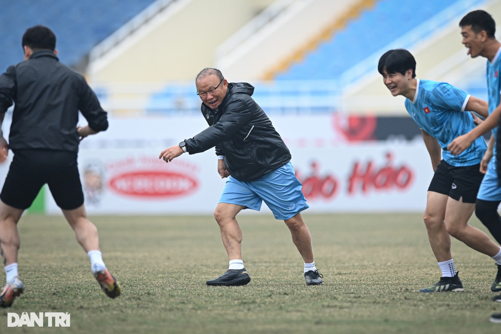 HLV Park và các học trò thoải mái tâm lý trước trận tái đấu Indonesia - 3