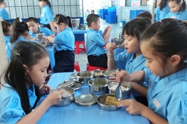 TPHCM: Nguy cơ ngộ độc thực phẩm rình rập học sinh