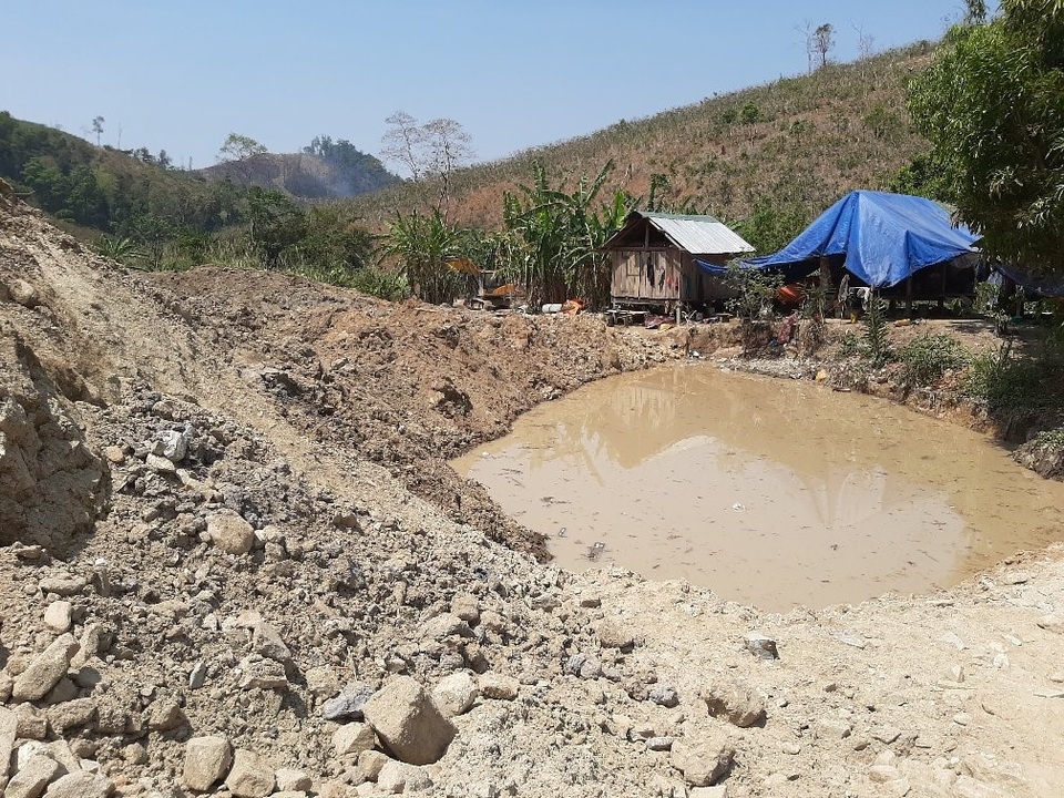 Công an đột kích điểm khai thác vàng lậu khủng - 4 Công an đột kích điểm khai thác vàng lậu khủng - 4
