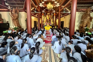 Bà mẹ ở Hà Nội kể trải nghiệm cho con học khóa tu mùa hè có cả nghìn trẻ