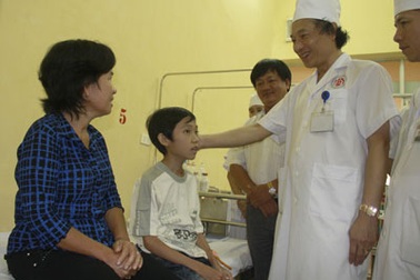 Thoát cảnh 9 năm ăn qua xông do teo thực quản