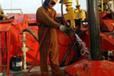 Giá dầu thô thế giới sẽ ở mức trên 50 USD/thùng