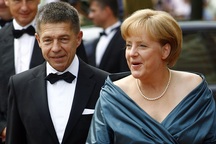 Báo Đức xôn xao chuyện phu quân Thủ tướng Merkel tháp tùng vợ tới G7