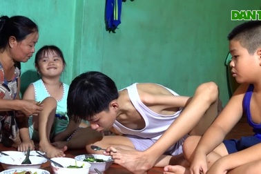 Ông lão U60 chạy xe ôm nuôi con trai bại não và cháu bị tàn tật đôi tay