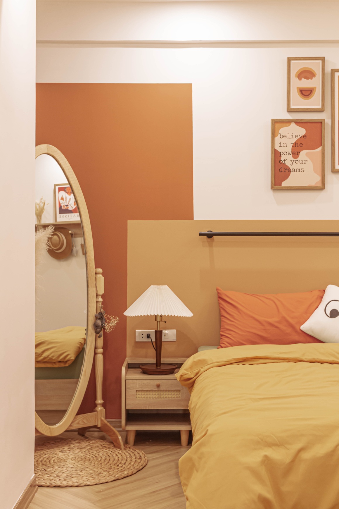 Căn hộ cực chill với màu cam cháy, chủ nhà tự thiết kế, đồ mua trên mạng - 14 Căn hộ cực chill với màu cam cháy, chủ nhà tự thiết kế, đồ mua trên mạng - 14