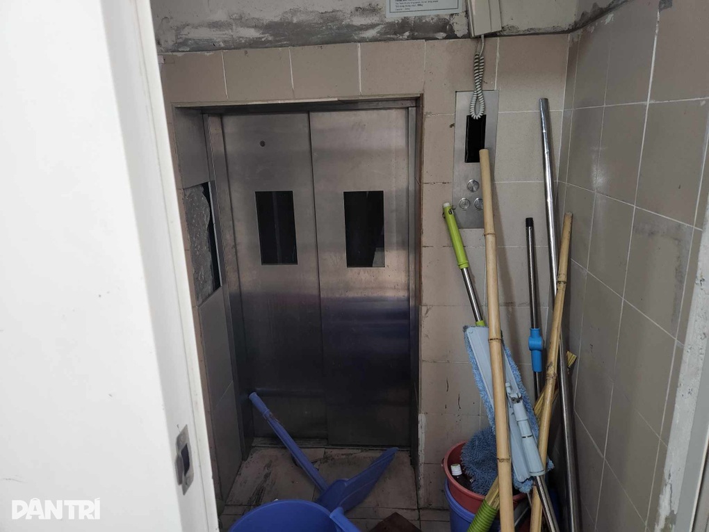Cư dân kêu cứu, tố ban quản lý tòa nhà khóa thang máy, không xử lý rác thải - 2