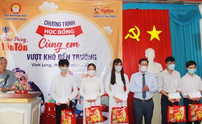 Công ty TNHH MTV Thương mại - Sản xuất - Trồng trọt Tân Tân trao học bổng cho học sinh.