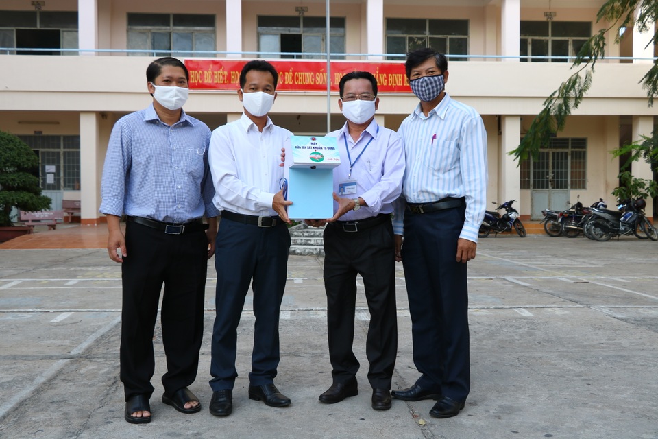 Thầy giáo trường Cao đẳng Nghề làm máy sát khuẩn tự động tặng trường học - 1 Thầy giáo trường Cao đẳng Nghề làm máy sát khuẩn tự động tặng trường học - 1