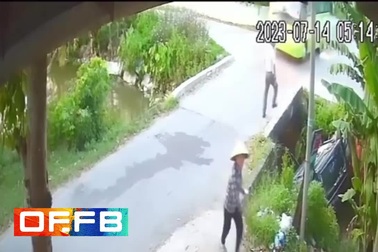 Xử lý khó hiểu, tài xế lao ô tô xuống cầu