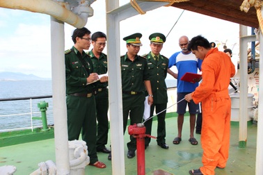 Trục xuất tàu nước ngoài chở xăng lậu ra khỏi vùng biển Việt Nam