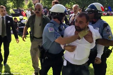 Tổng thống Thổ Nhĩ Kỳ chứng kiến cảnh vệ sĩ xô xát với người biểu tình tại Mỹ