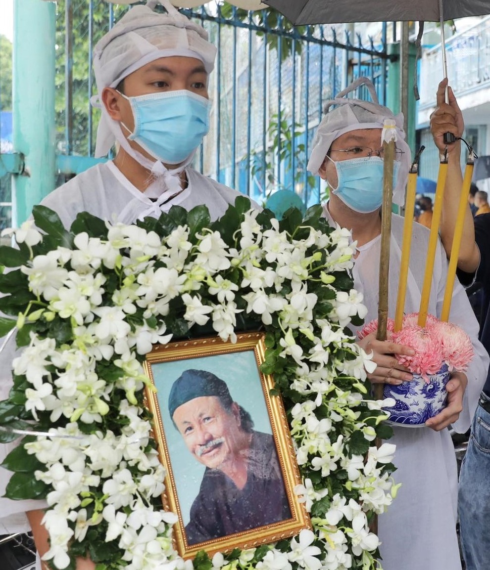 Gia đình, đồng nghiệp đội mưa đưa tiễn đạo diễn Lê Cung Bắc - 11 Gia đình, đồng nghiệp đội mưa đưa tiễn đạo diễn Lê Cung Bắc - 11