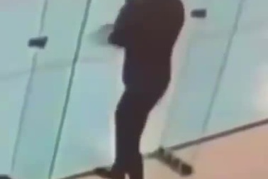 Cô gái gặp tai nạn "cười ra nước mắt" vì bức tường kính