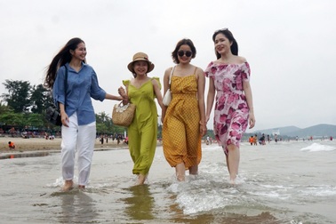 Hơn 6 vạn du khách đến Cửa Lò trong 3 ngày đầu "mở biển"