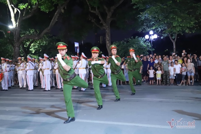 Đại tướng Tô Lâm say sưa hoà cùng dòng người thưởng thức dàn kèn bên Hồ Gươm - Ảnh 22.