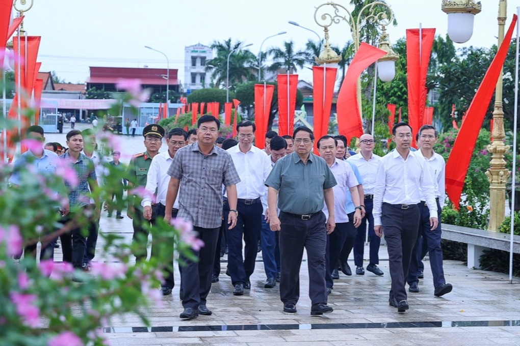 Thủ tướng tri ân Anh hùng liệt sỹ, thăm gia đình chính sách ở An Giang - 4 Thủ tướng tri ân Anh hùng liệt sỹ, thăm gia đình chính sách ở An Giang - 4