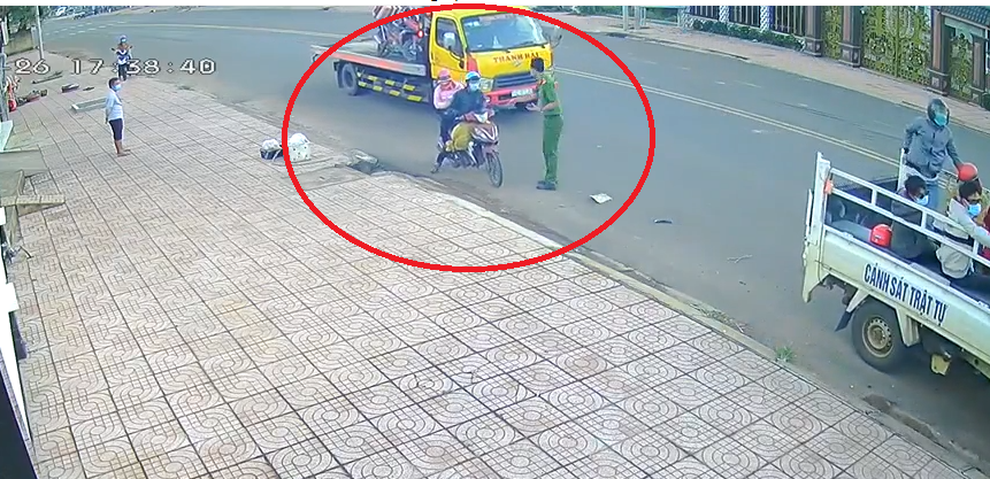 Hỏng xe trên đường về quê tránh dịch, người dân được cảnh sát cho đi nhờ - 1 Hỏng xe trên đường về quê tránh dịch, người dân được cảnh sát cho đi nhờ - 1