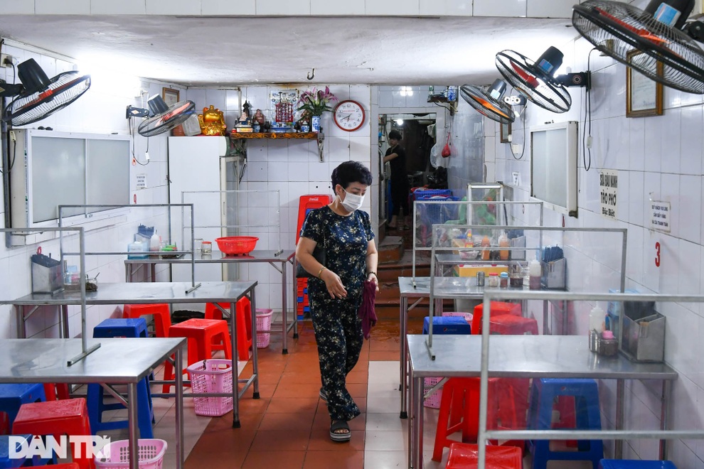 Hàng ăn sáng ở Hà Nội đông đúc, người dân xếp hàng chờ được ăn phở tại quán - 8 Hàng ăn sáng ở Hà Nội đông đúc, người dân xếp hàng chờ được ăn phở tại quán - 8