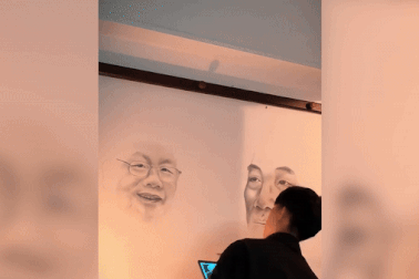Lao động Việt vẽ chân dung Bác Hồ, Tổng Bí thư Nguyễn Phú Trọng bằng 2 tay