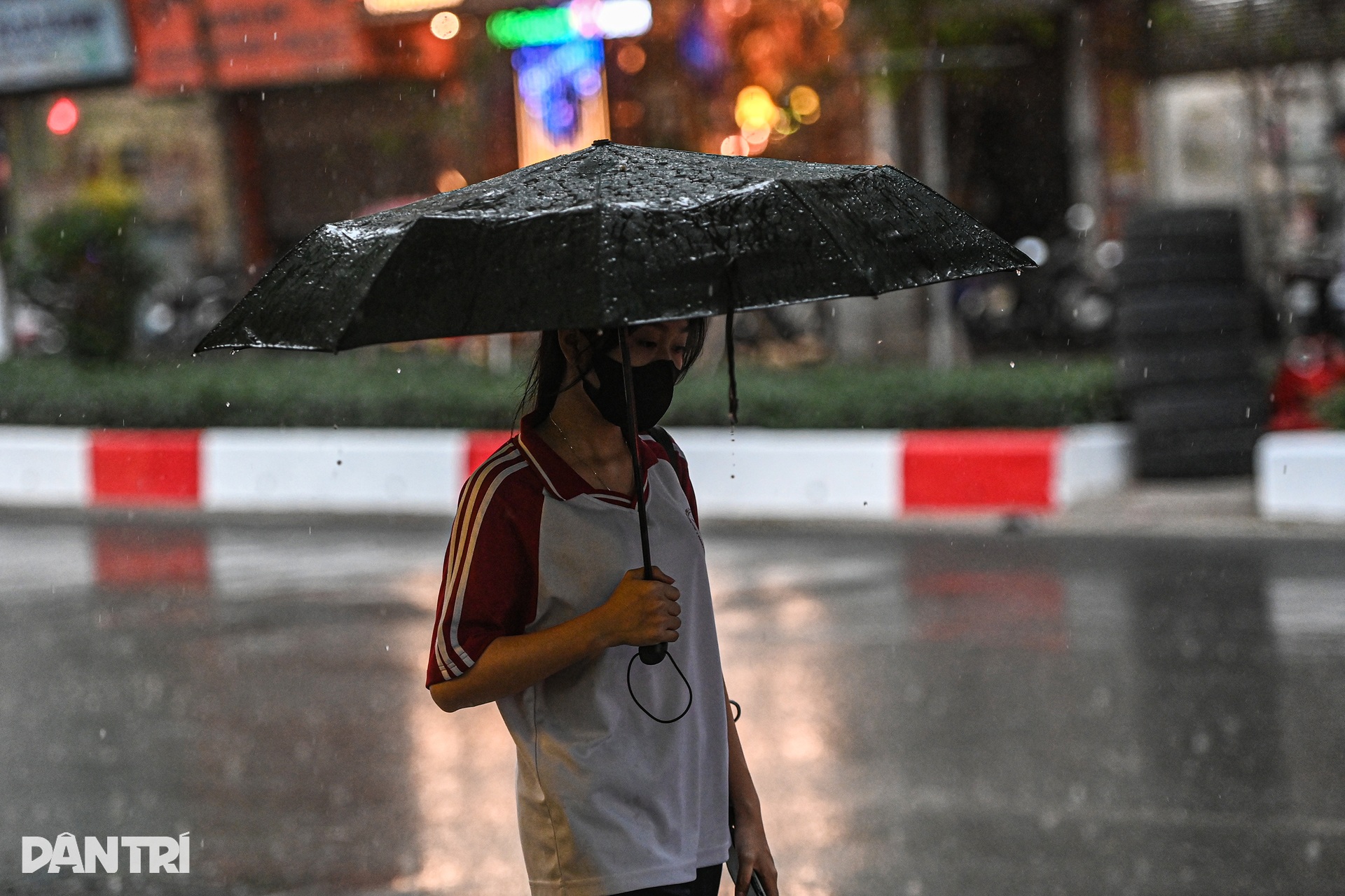 Hà Nội: Mây đen cuồn cuộn kèm mưa giông, xe cộ bật đèn giữa ban ngày - 4 Hà Nội: Mây đen cuồn cuộn kèm mưa giông, xe cộ bật đèn giữa ban ngày - 4
