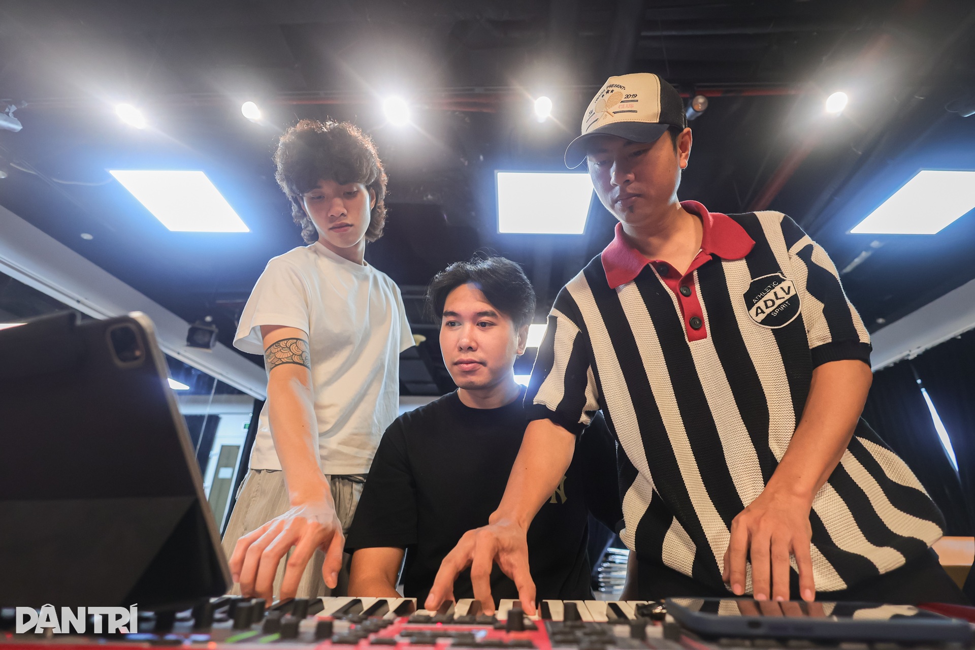 Concert Rực rỡ ngày mới: Đón chờ màn song ca Bùi Công Nam và Hương Tràm - 13 Concert Rực rỡ ngày mới: Đón chờ màn song ca Bùi Công Nam và Hương Tràm - 13