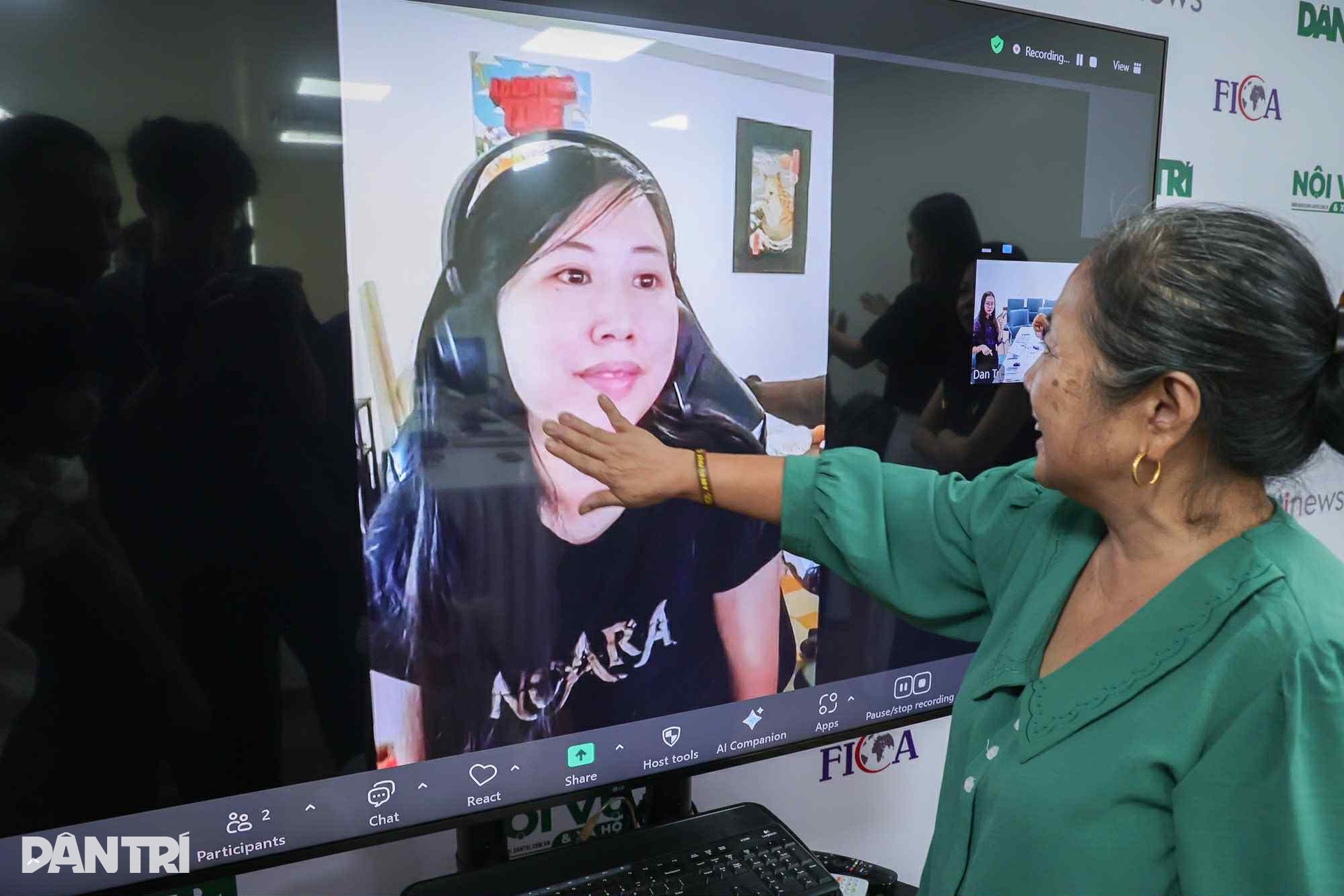 Cô gái Pháp gặp gia đình Việt sau 28 năm: Cuộc đoàn tụ giải oan cho bố - 9 Cô gái Pháp gặp gia đình Việt sau 28 năm: Cuộc đoàn tụ giải oan cho bố - 9