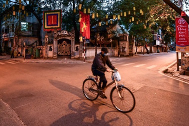 Hà Nội tĩnh mịch, vắng vẻ trong buổi sáng mùng 1 Tết