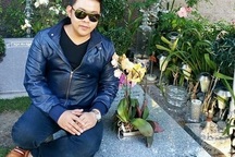 Quang Lê trần tình việc ngồi trên mộ nhạc sĩ