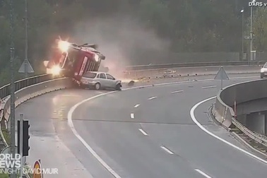 Xe con mất lái húc xe bồn rơi xuống cầu cạn khiến tài xế tử vong