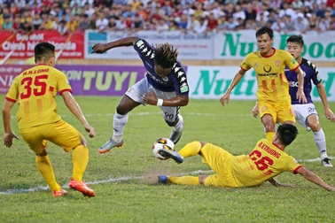 HLV Nguyễn Văn Sỹ: “Nam Định sẽ trụ hạng bằng mọi giá”