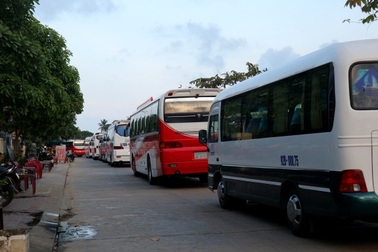 Hội An “nghẹt thở” vì xe và khách du lịch