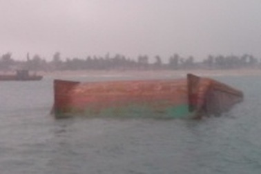 Lật sà lan, 1 người mất tích