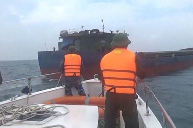 Giải cứu tàu hàng cùng 11 thuyền viên gặp nạn trên biển