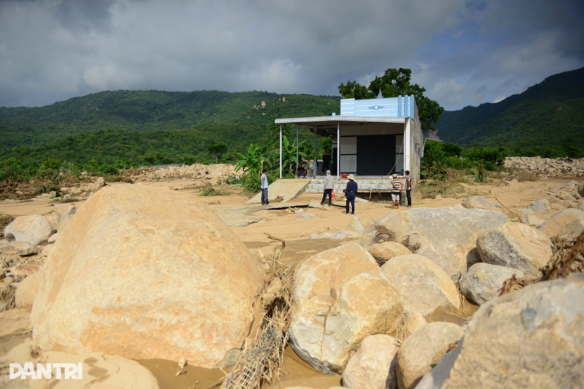 Hiện trường quả đồi bị nước lũ xé toạc ở Lâm Đồng - 9