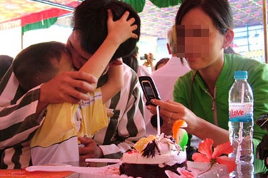 Hạnh ngộ xót lòng trong trại giam