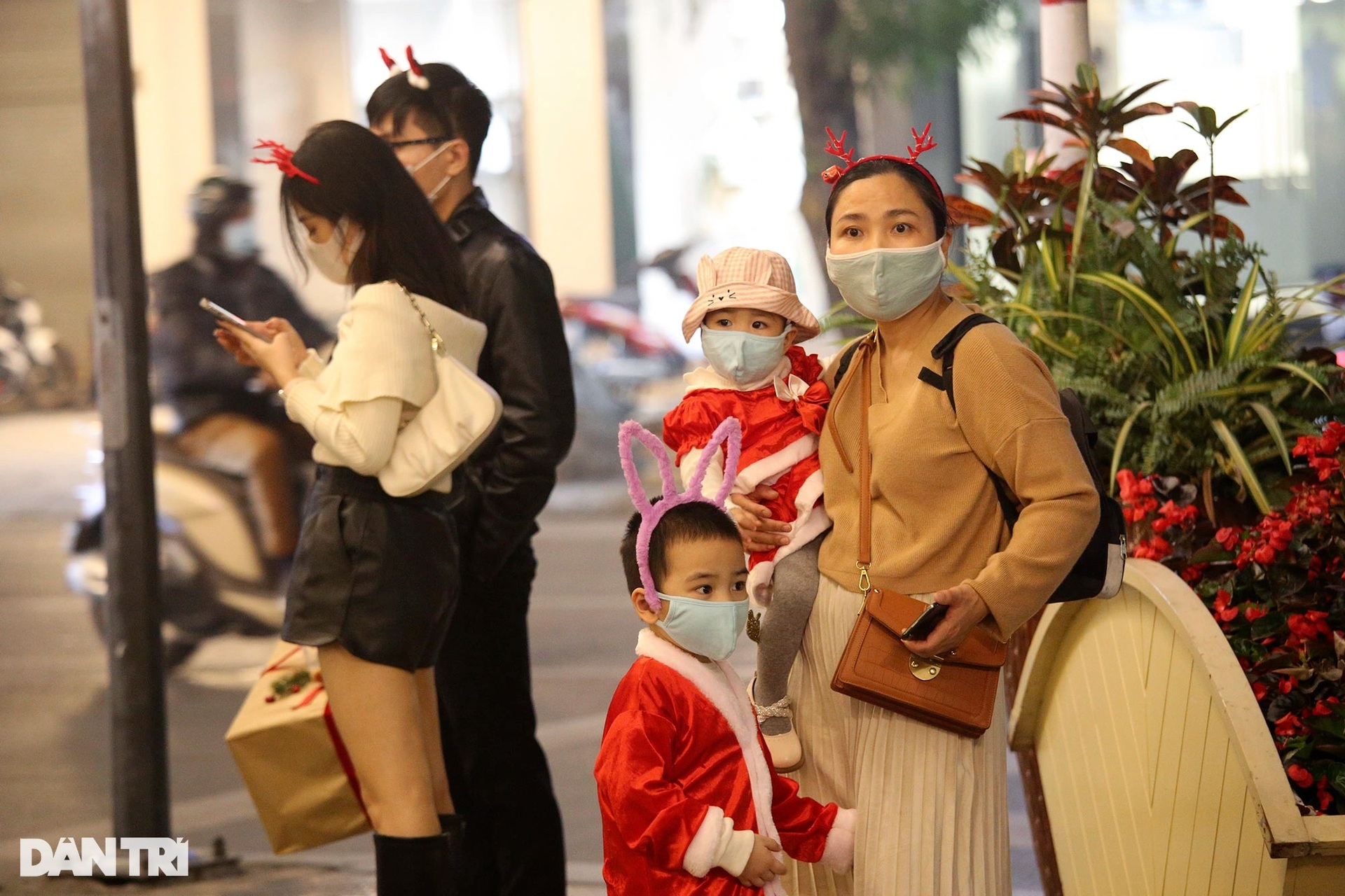 Hà Nội có một đêm Noel khác thường - 4 Hà Nội có một đêm Noel khác thường - 4