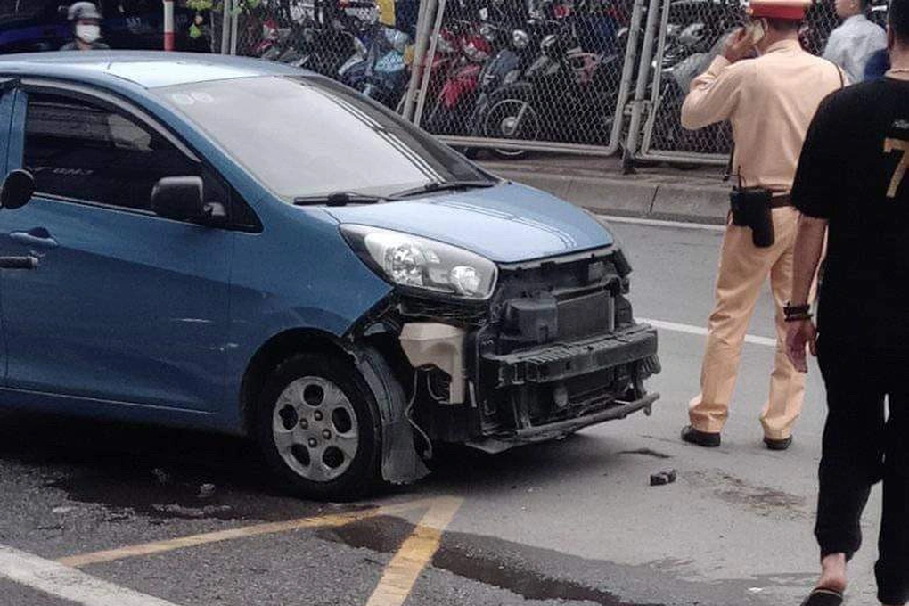 Hà Nội: Lái xe ôm tử vong sau vụ va chạm với 2 ô tô - 2 Hà Nội: Lái xe ôm tử vong sau vụ va chạm với 2 ô tô - 2