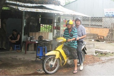 Rong ruổi cùng xe ôm là cháu nội Vua Thành Thái