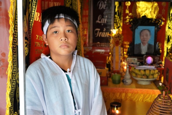 Cậu bé 12 tuổi liên tiếp gánh tang thương và nỗi đau của gia đình