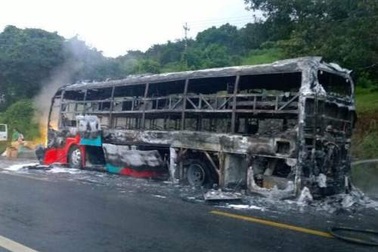 Xe khách cháy ngùn ngụt, 15 hành khách bỏ chạy thoát thân