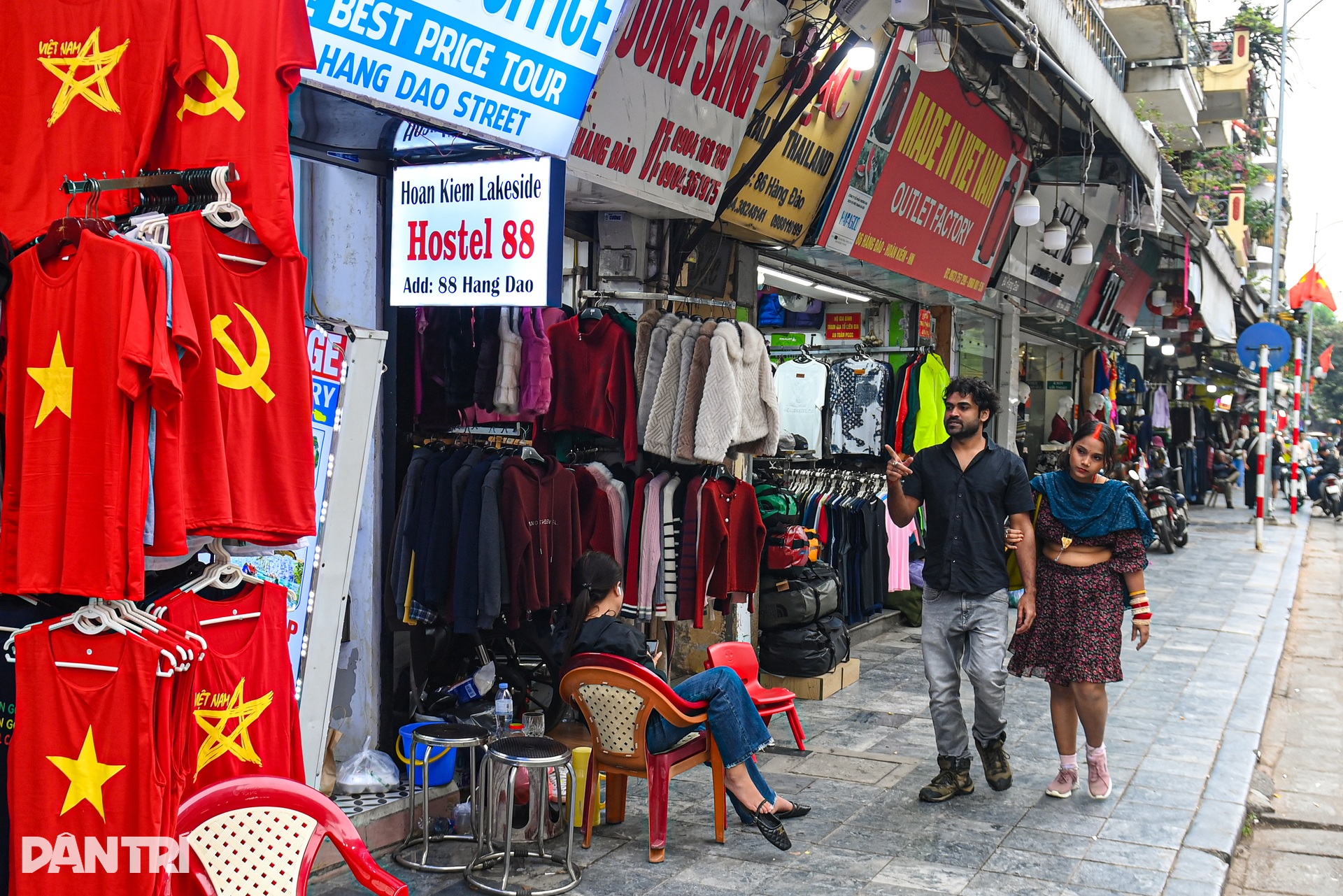 Vỉa hè 3 phường kiểu mẫu của Hà Nội thông thoáng sau 10 ngày dọn dẹp - 2 Vỉa hè 3 phường kiểu mẫu của Hà Nội thông thoáng sau 10 ngày dọn dẹp - 2