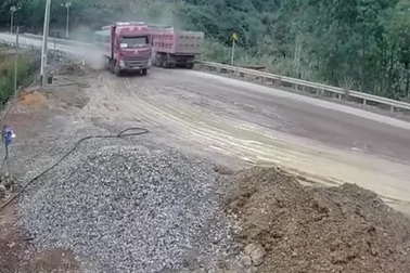 Tình huống đối đầu trực diện giữa hai "gã khổng lồ" trên đường