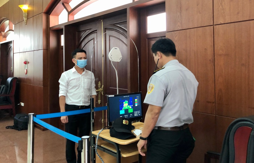 Đà Nẵng: Đại biểu được đo thân nhiệt trước kỳ họp HĐND bất thường - 1 Đà Nẵng: Đại biểu được đo thân nhiệt trước kỳ họp HĐND bất thường - 1