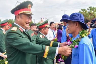 Quân khu 7 tiễn các Đội K sang Campuchia tìm hài cốt liệt sĩ